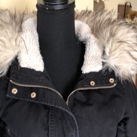 H&M coat size 6 Ptp 22”. Removable fur collar - Picture 2 of 7